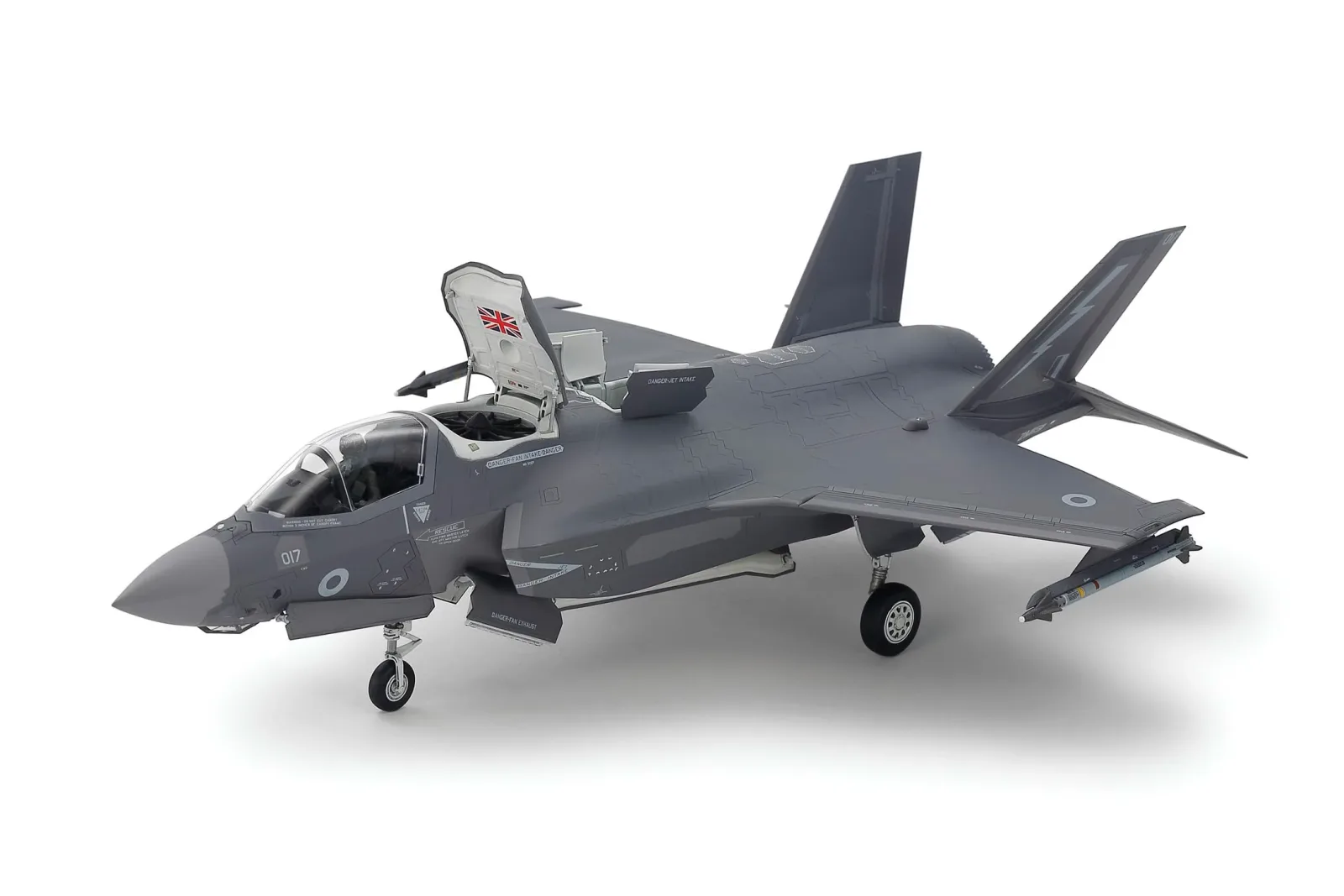 Tamiya 1/72 F-35B Lightning II Model Kit Warbird Series 60793 - Image 2